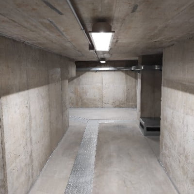 Bunker bianco con luce al neon