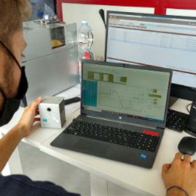 Compute utilizzato per la misurazione allì esposizione a rischi. Ragazzo che usa il pc.