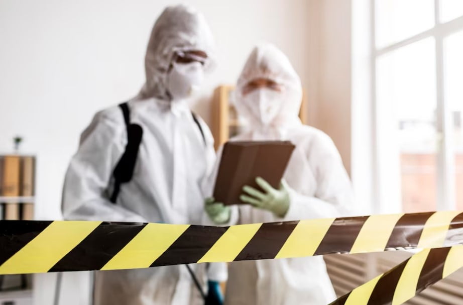 Due persone analizzano dei dati. Sono muniti di dispositivi di protezione individuale.