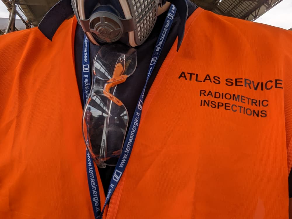 personale Atlas services con DPI per radiazione. Esperti in controllo radiometrico. Casacca arancione