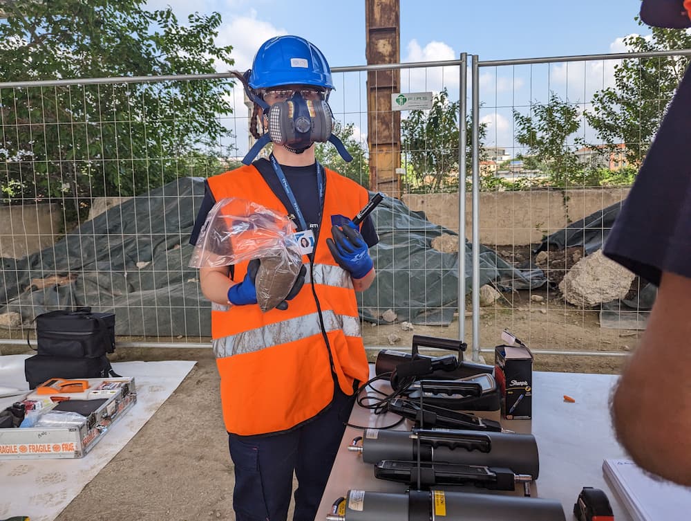 Addetto Atlas Services con DPI contro l'esposizione alle radiazioni ionizzanti