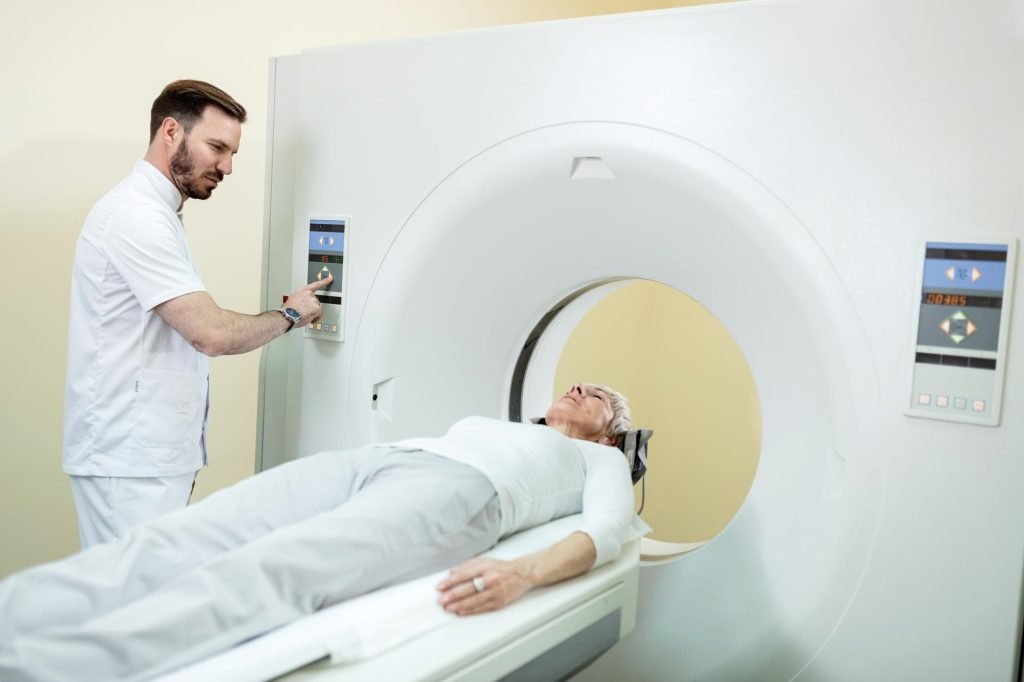 radiazioni ionizzanti usate in radioterapia. Signora che entra nel macchinario distesa, con dottore a lato che aziona la macchina
