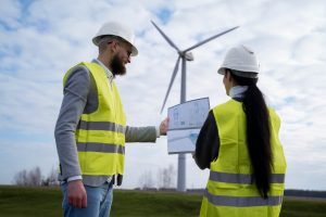 due lavoratori con DPI che discutono che cosa fare nel luogo in cui sono