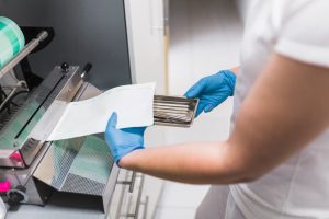 infermiere che prende oggetti sterilizzati