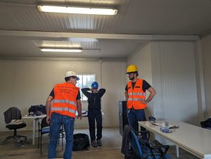 Tecnici Atlas Services durante le attività di ispezione e preparazione in un impianto di radioprotezione e sterilizzazione industriale.